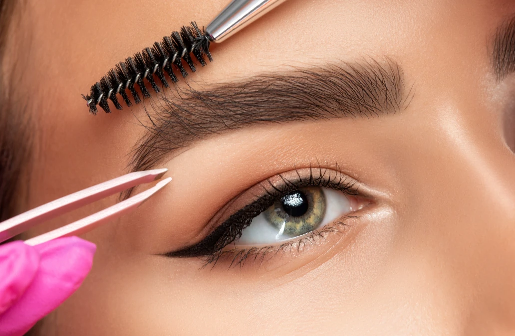 Augenbrauen- und Wimpernstyling